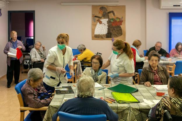 La vacuna reduce a cinco las muertes registradas en residencias de mayores, pese a la explosión de casos