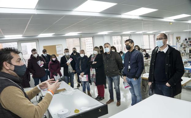 El proyecto camargués 'Nueva vida textil', «ejemplo» de colaboración e inserción laboral