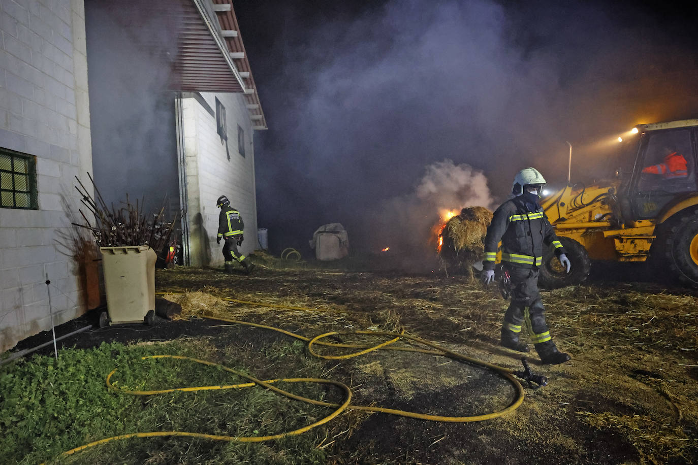 Las imágenes del dispositivo de extinción del incendio en una nave de Cabezón