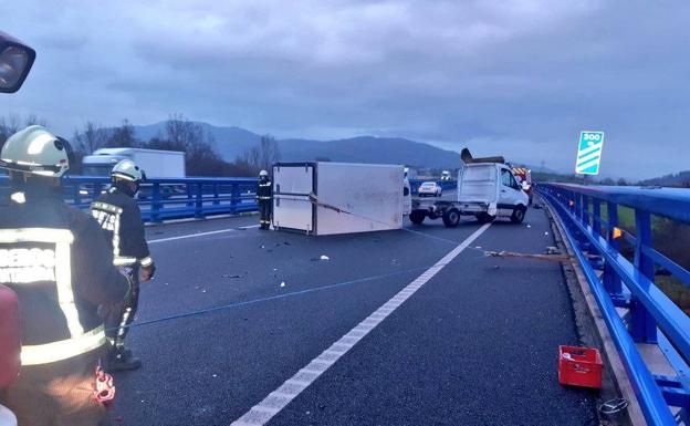 Una camioneta pierde su caja al chocar contra una hormigonera en la A-8, en Penagos