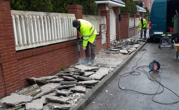 Los Corrales comienza el año con la rehabilitación de aceras en calles céntricas