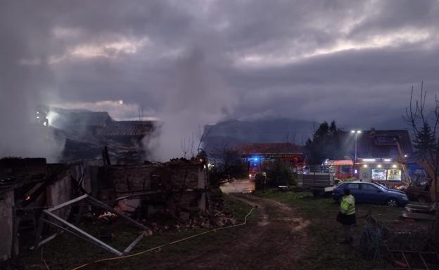 Un incendio calcina un almacén y afecta a la vivienda anexa en Vega de Liébana