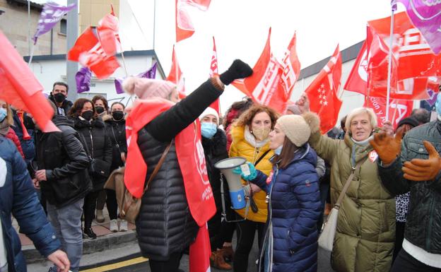 El 90% de los trabajadores de conservas de pescado de Cantabria secunda la huelga