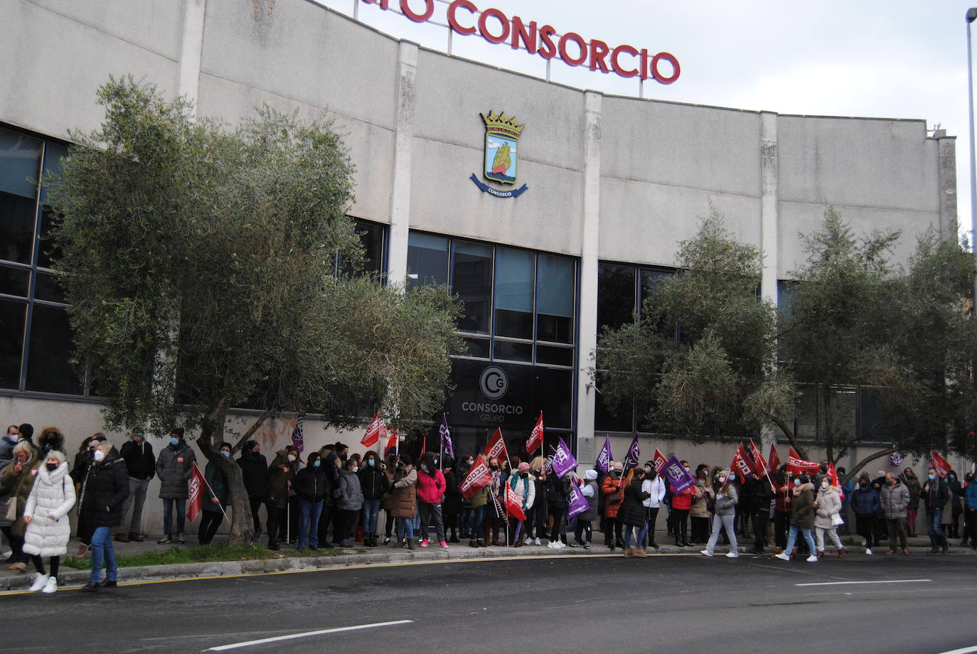 Las trabajadoras de las conserveras se echan a la calle en Santoña