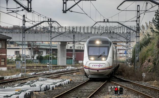 La avería de un mercancías en Lantueno obliga a transbordar a 297 viajeros de dos trenes Alvia