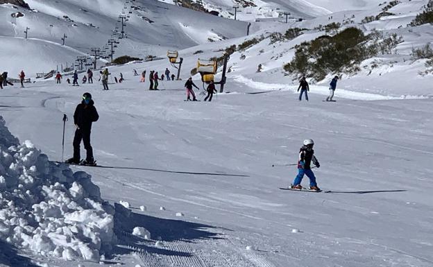 La estación de esquí de Alto Campoo inicia el fin de semana con 16 pistas abiertas