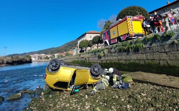 Cae a la ría un vehículo con dos ocupantes en Limpias