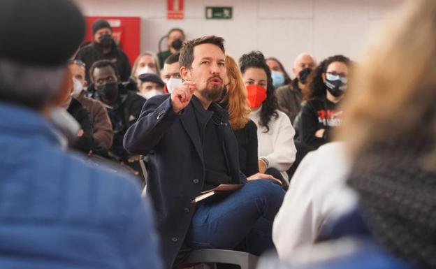 Iglesias irrumpe en la campaña del 13-F para clamar contra los bulos