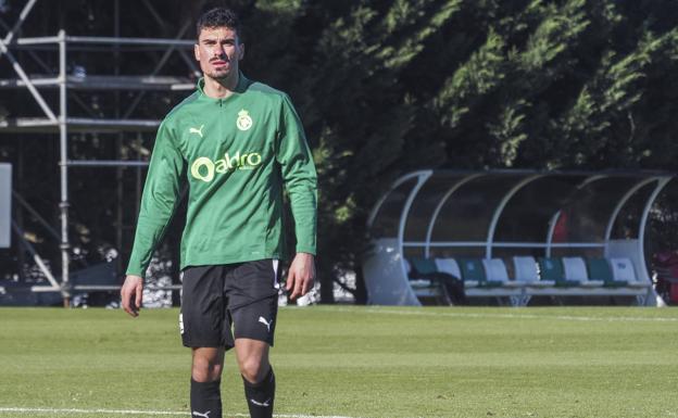 Arturo Molina refuerza un centro del campo ahora superpoblado