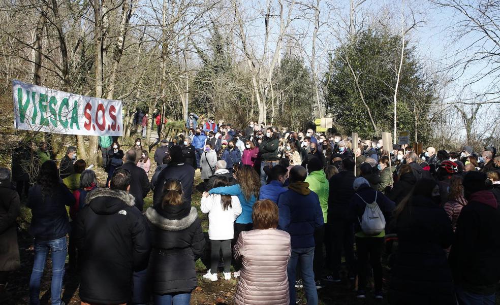 Más de 200 personas se concentran en La Viesca para exigir la protección del parque