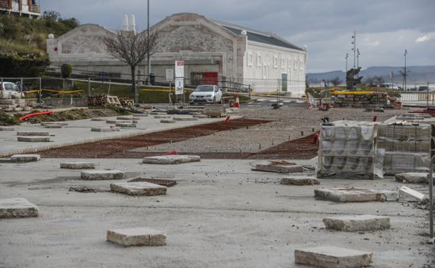 El paseo ajardinado entre Enaire y el Palacio se suma en primavera a la ciudad