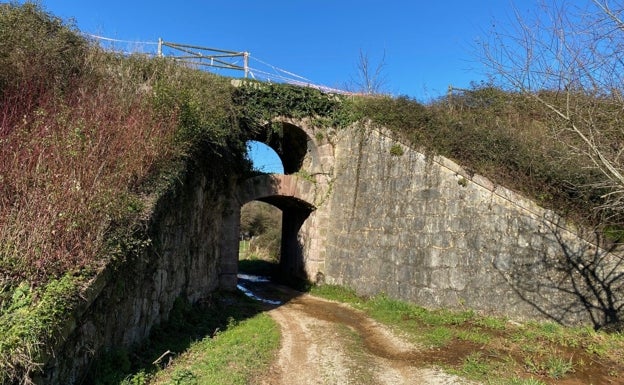 Villaescusa cierra la pasarela del carril bici de Obregón por el mal estado de su barrera de seguridad