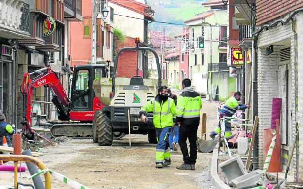Ampuero aprovecha la obra de la calle El Comercio para adaptarla al nuevo vallado de los encierros