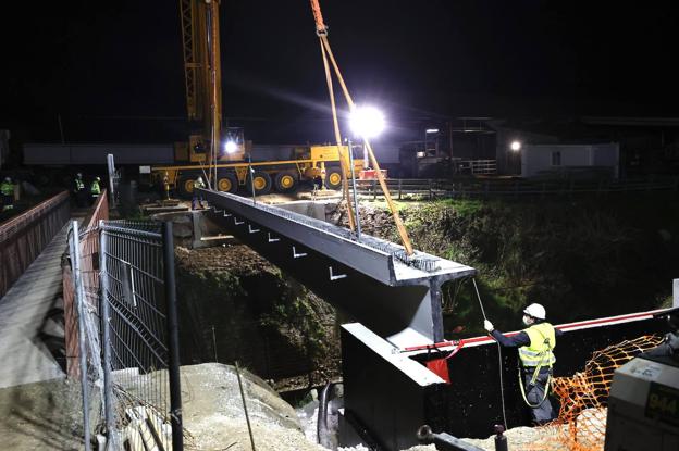 El nuevo puente de Serdio comienza a ser realidad con la instalación de las vigas