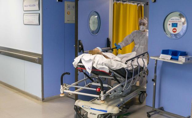 Valdecilla recibe en enero un 30% más de urgencias que antes de la pandemia