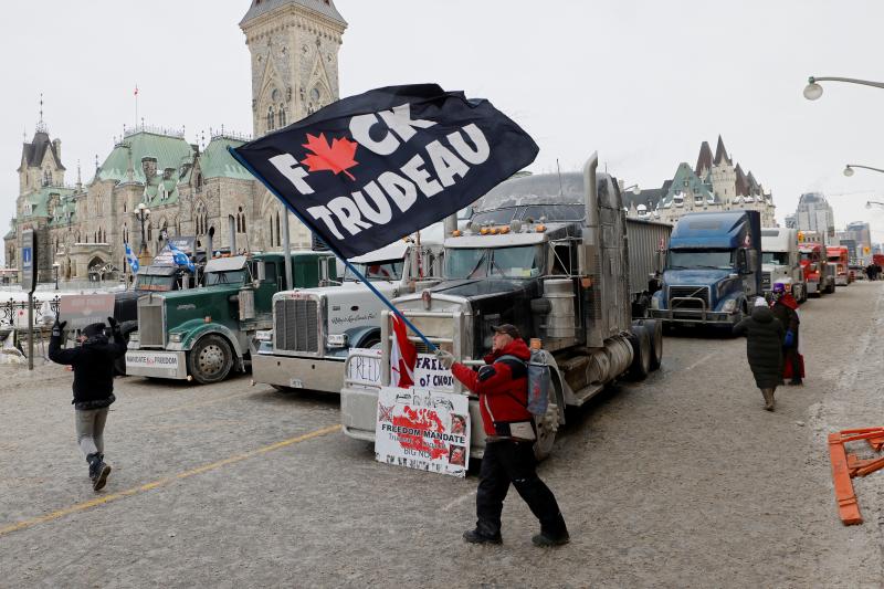 Camioneros cercan la capital de Canadá en una protesta antivacuna