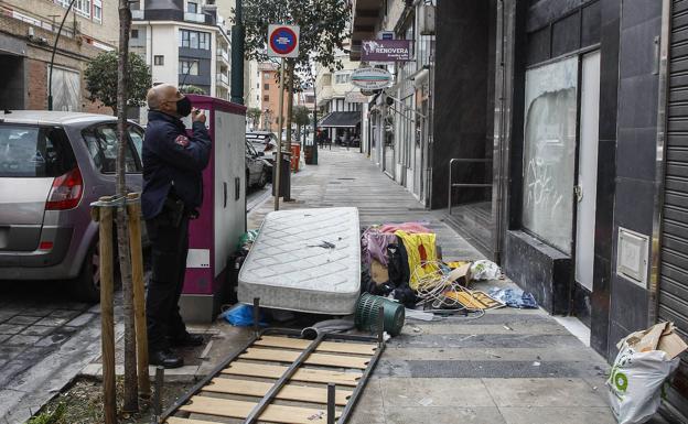 Reducen a un hombre atrincherado con dos cuchillos en un local de okupas