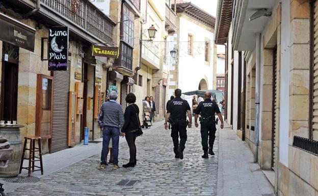 Comillas cuenta ya con dos policías y un oficial