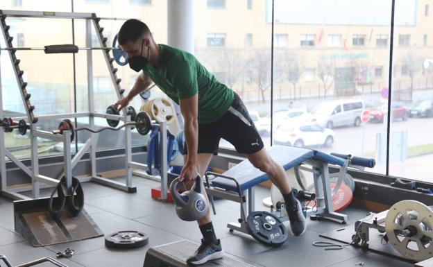 La plantilla del Racing trabaja en grupos tras dar negativo en los test de antígenos