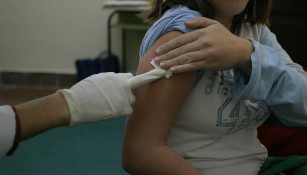 Más de 7.700 adolescentes tienen pendiente la vacuna de refuerzo de la meningitis