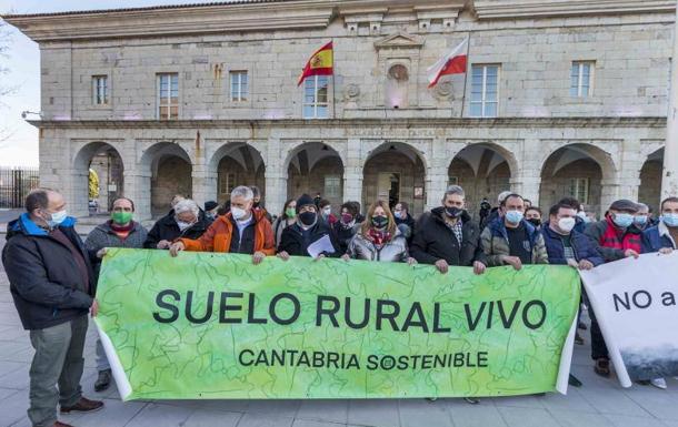 Cantabria Sostenible se concentra ante el Parlamento para decir «no» a la nueva ley del suelo