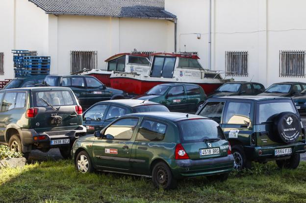 El Gobierno subasta para chatarra once vehículos que ha estacionado en Tanos