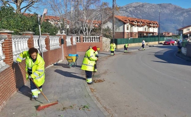 Los Corrales dedica un equipo de limpieza a recorrer barrio por barrio todo el municipio