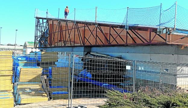 La renovación de la cubierta de la piscina climatizada de Reinosa se retrasará otros dos meses