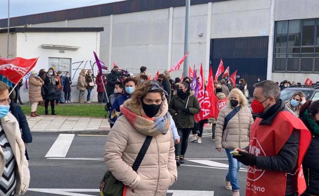 La huelga de las conserveras paraliza el polígono de Santoña