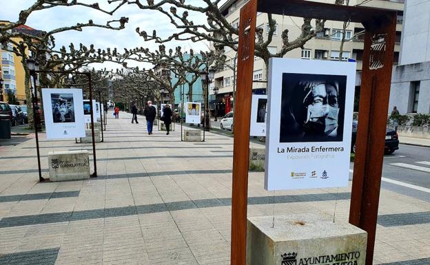 Un paseo por Torrelavega para visibilizar el trabajo de los enfermeros