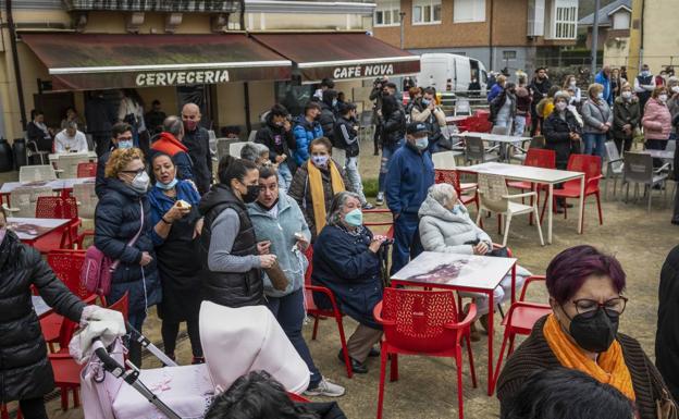 Más de un centenar de vecinos de Guriezo piden la dimisión de la alcaldesa, María Rivero