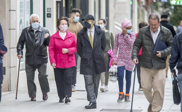 El fin de las mascarillas el próximo jueves divide a los santanderinos