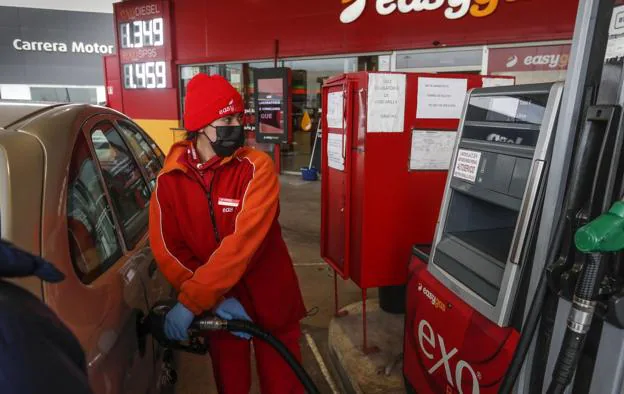 Récord histórico del precio de la gasolina y el gasoil en Cantabria: «Estamos asustados»