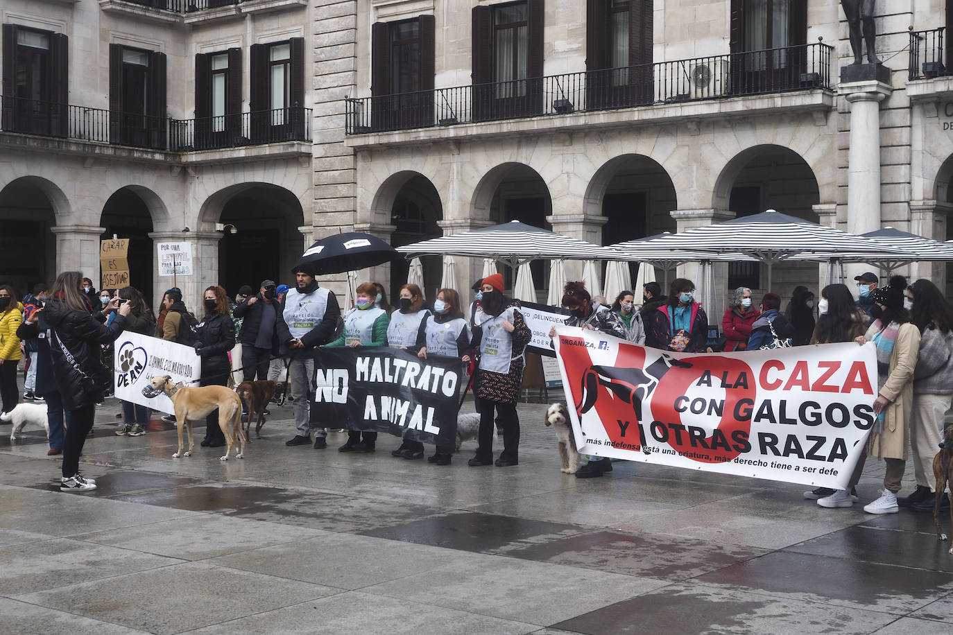 Manifestación en Santander para pedir la protección de los canes utilizados en la caza y poner fin a la actividad