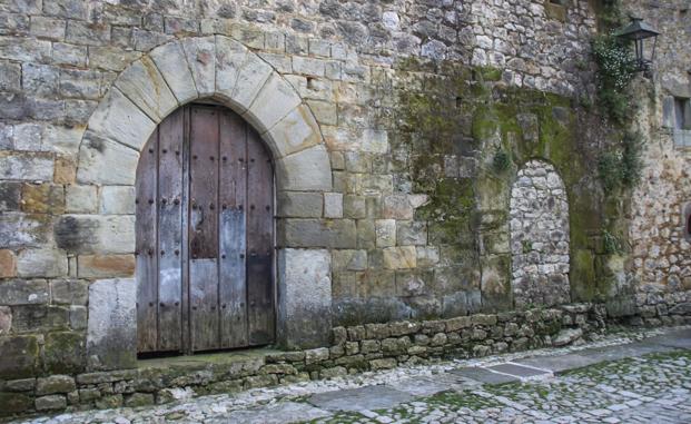 Dos fortalezas medievales de Cantabria en peligro de extinción