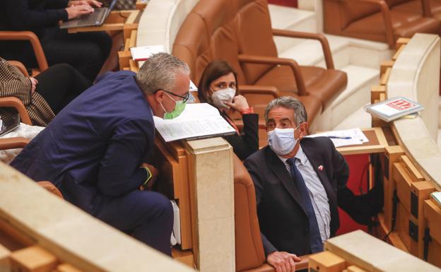 La batalla de las concertinas en el Parlamento agranda la brecha entre el PSOE y el PRC