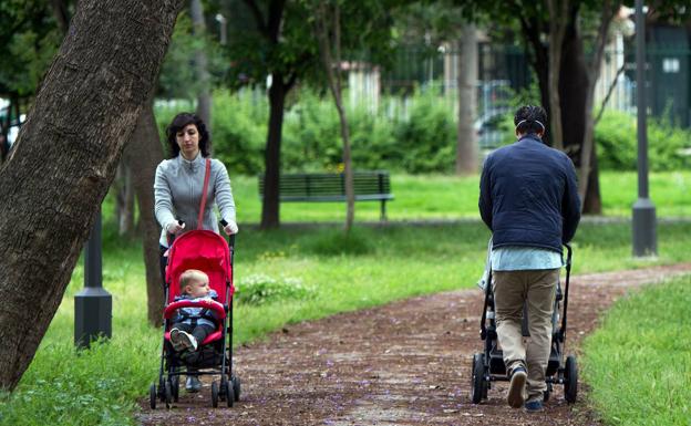 Un juez reconoce diez semanas adicionales por hijo a una madre de Cantabria por ser familia monoparental