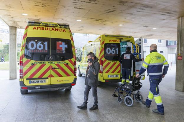 El Servicio Cántabro de Salud achaca el retraso del nuevo contrato de las ambulancias al atasco de la sexta ola