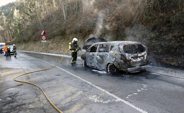 Una conductora logra salir instantes antes de que su coche empezara a arder en la Collada de Carmona