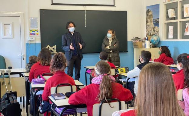 Alumnos del colegio Puente se interesan por las obras de La Cantábrica y las fiestas de San José