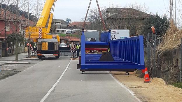 Castañeda comienza a instalar la pasarela sobre el Pisueña para mejorar la seguridad vial