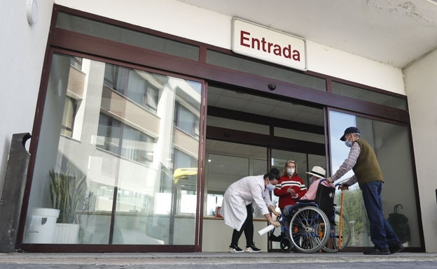 El Supremo ratifica que las gerocultoras no pueden administrar medicamentos sin presencia de sanitarios