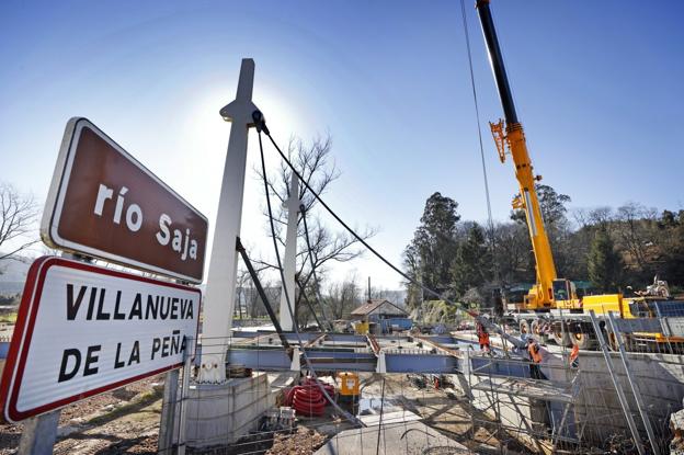 Colocan los primeros tirantes del puente de Villanueva, que estará listo para el verano