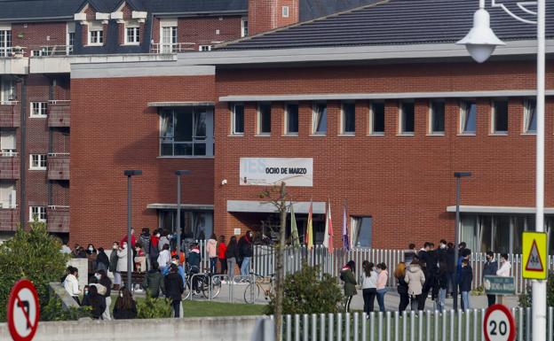 Tres institutos de Castro imparten un taller de meditación a los alumnos