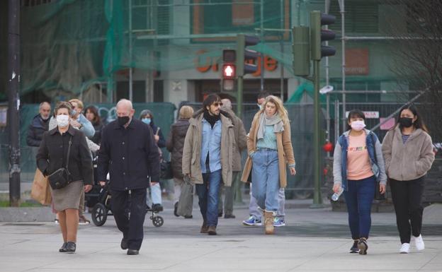 La mascarilla predomina en las calles de Santander el primer día en que no es obligatoria