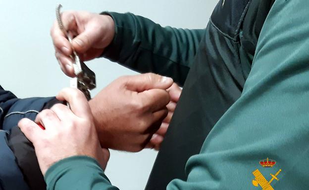 Detenido por estafar a jóvenes para ser funcionarios de prisiones