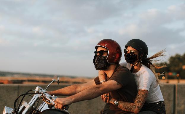 Consejos imprescindibles a tener en cuenta si viajas como 'paquete' en moto