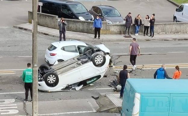 Cuatro heridos leves tras dos aparatosos accidentes en Bárcena de Cicero