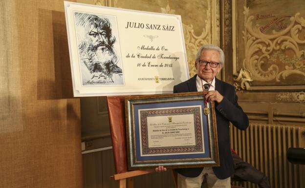 El homenaje popular a un «referente» de la cultura marca la despedida a Julio Sanz Saiz