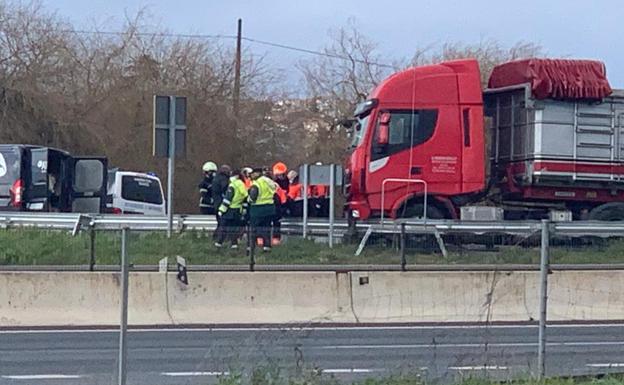 Muere un camionero de 48 años a causa de un infarto, choca contra el guardarraíl y bloquea el acceso a Raos